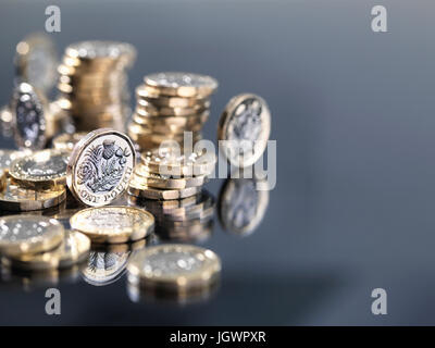 Pila di nuovo British una libbra di monete, close-up Foto Stock