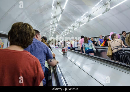 Viaggia su una scala mobile della metropolitana di Londra. Foto Stock