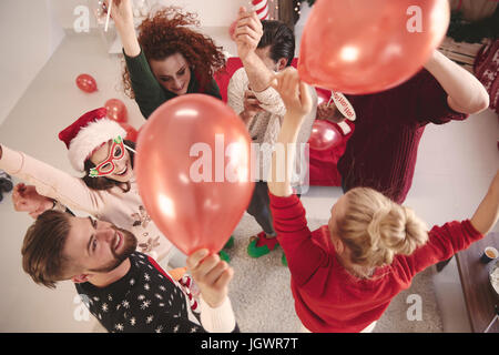 Vista aerea del giovane adulto amici ballare con palloncini a festa di natale Foto Stock