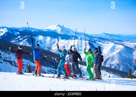 Ritratto di gruppo di maschio e femmina sciatori sulle piste da sci, Aspen, Colorado, STATI UNITI D'AMERICA Foto Stock