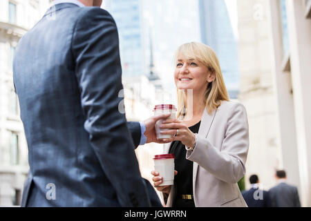 Imprenditrice e imprenditore su Pausa caffè Foto Stock