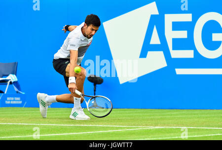 Novak Djokovic (Serbia) giocando la sua semi-match finale sul Centre Court a Aegon International, Eastbourne, 2017 Foto Stock