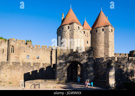 Carcassonne, Languedoc-Roussillon, Francia. Porte Narbonnaise. Un punto di ingresso nella città vecchia. Il Cite de Carcassonne è un patrimonio mondiale dell'UNESCO si Foto Stock