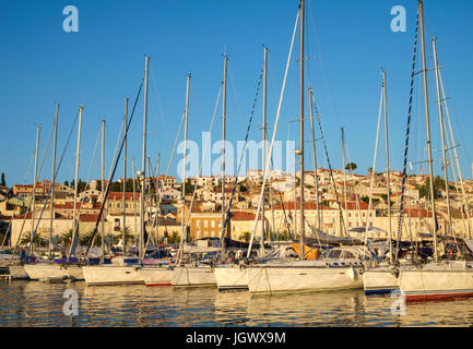 Barche a vela in Mali Losinj porta. Foto Stock