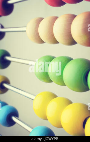 Chiusura del file di abacus perline in colori luminosi, angolati e portando via in soft focus. Croce elaborati per creare effetto retrò. Foto Stock