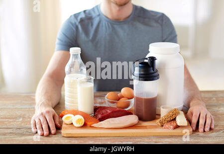 Close up uomo con alimenti ricchi di proteine su tavola Foto Stock