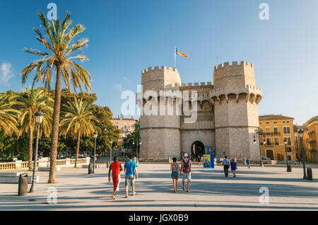 Valencia, Spagna - 2 Giugno 2017: i turisti a piedi nella parte anteriore del Serrans gate o gate di Serranos, Valencian Towers è parte della città amcient parete. Landma Foto Stock
