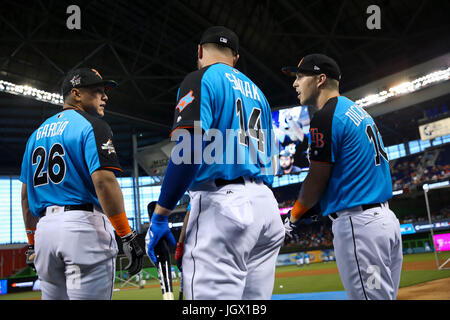 Miami, Florida, Stati Uniti d'America. 10 Luglio, 2017. Sarà VRAGOVIC | Orari.Chicago White Sox AvisaÃ-l outfielder Garcla (26), a sinistra, in primo baseman Justin Smoak (14), Tampa Bay Rays designato hitter Corey Dickerson (10) durante la pratica di ovatta per la American League team prima della Home Run Derby a Marlins Park in Miami, Fla. Lunedì, 10 luglio 2017. Credito: Sarà Vragovic/Tampa Bay volte/ZUMA filo/Alamy Live News Foto Stock