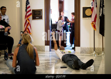 Washington, Stati Uniti d'America. 10 Luglio, 2017. Persone di partecipare a una manifestazione di protesta contro il repubblicano health care bill in Senato Russell ufficio edificio sulla collina del Campidoglio di Washington, DC, Stati Uniti, 10 luglio 2017. Oltre 100 manifestanti da almeno 21 membri che temono di perdere le loro cure sanitarie hanno partecipato alla protesta qui il lunedì. Credito: Ting Shen/Xinhua/Alamy Live News Foto Stock