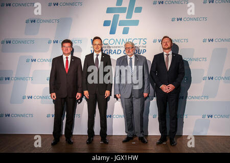(170710) -- BUDAPEST, 10 luglio 2017 (Xinhua) -- esteri slovacco e il ministro degli Affari europei, Miroslav Lajcak, ministro ungherese degli Affari Esteri e del commercio Peter Szijjarto, ministro degli affari esteri polacco Witold Waszczykowski e il Vice Ministro degli Esteri della Repubblica ceca Jakub Durr (da L a R) posano per una foto di Budapest, in Ungheria, il 10 luglio 2017. Tutto deve essere fatto per l'integrazione europea dei Balcani occidentali per la sicurezza dell'Europa, ministro ungherese degli Affari Esteri e del commercio Peter Szijjarto detto qui lunedì. Egli ha fatto la dichiarazione dopo una riunione dei ministri degli affari esteri di th Foto Stock