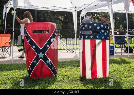 La Colombia, Sud Carolina, Stati Uniti d'America. 10 lug 2017. Scudi antisommossa dipinto con la bandiera Confederate e la bandiera americana sit in erba sul South Carolina State House motivi durante la bandiera Confederate sollevamento evento organizzato dalla Carolina del Sud partito secessionista in segno di protesta dei due anni di anniversario della battaglia Confederati Bandiera della rimozione dal South Carolina State House motivi nel 2015. Credito: schiacciare il lettore Rush/Alamy Live News Foto Stock