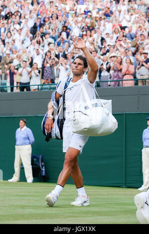 Londra, Regno Unito. 10 Luglio, 2017. Rafael Nadal (ESP) Tennis : Rafael Nadal di Spagna onde per gli appassionati dopo il uomini singoli quarto round della partita del torneo di Wimbledon Lawn Tennis Championships contro Gilles Muller di Lussemburgo presso All England Lawn Tennis e Croquet Club di Londra, in Inghilterra . Credito: AFLO/Alamy Live News Foto Stock