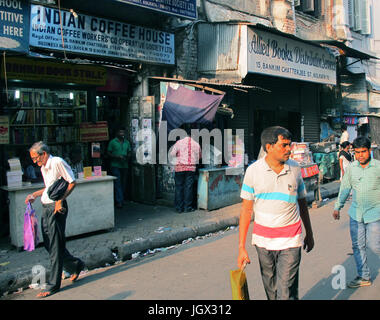 Una vista del 'indiano Coffee House' Kolkata, India, 18 maggio 2017. Si tratta di un popolare luogo di incontro per studenti e giovani intellettuali. Kolkata incarna i duelli di splendore coloniale e amara la povertà - lo scrittore tedesco e premio nobel per la letteratura vincitore Guenter Grass vide le disuguaglianze strutturali nel 1975. Egli ha tanto amato e odiato la città fino alla sua morte. Foto: Stefan Mauer/dpa Foto Stock