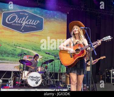 Milwaukee, Wisconsin, Stati Uniti d'America. 9 Luglio, 2017. MARGO PREZZO suona dal vivo presso Henry Maier Festival Park durante il Summerfest di Milwaukee, nel Wisconsin Credit: Daniel DeSlover/ZUMA filo/Alamy Live News Foto Stock