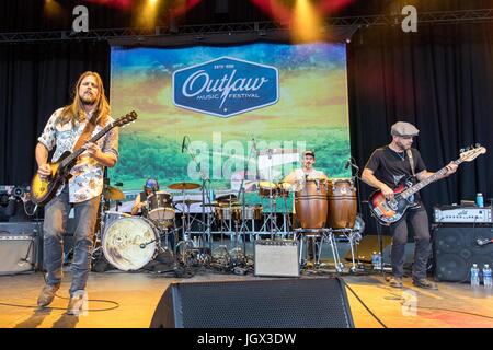 Milwaukee, Wisconsin, Stati Uniti d'America. 9 Luglio, 2017. LUKAS NELSON, ANTHONY LOGERFO, TATO MELGAR e COREY MCCORMICK di Lukas Nelson e la promessa di un vero e proprio si esibisce dal vivo presso Henry Maier Festival Park durante il Summerfest di Milwaukee, nel Wisconsin Credit: Daniel DeSlover/ZUMA filo/Alamy Live News Foto Stock