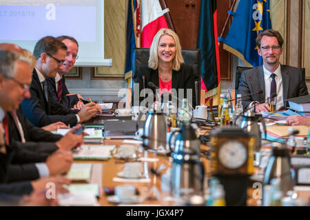 Schwerin, Germania. 11 Luglio, 2017. Manuela Schwesig (SPD), il premier dello stato del Meclemburgopomerania occidentale con lo stato il ministro delle finanze Mathias Brodkorb (SPD) durante la prima riunione del nuovo governo eletto in cancelleria dello stato in Schwerin, Germania, 11 luglio 2017. Il governo sta discutendo il bi-bilancio annuale dello stato. Schwesig è stato eletto il 4 luglio 2017 e sostituisce Sellering (SPD), l'ex premier dello stato, a seguito di una grave malattia. Foto: Jens Büttner/dpa-Zentralbild/dpa/Alamy Live News Foto Stock