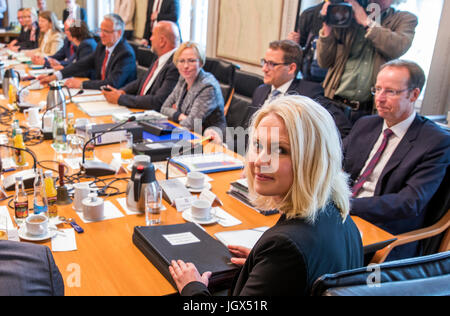 Schwerin, Germania. 11 Luglio, 2017. dpatop - Manuela Schwesig (SPD), il premier dello stato del Meclemburgopomerania occidentale, in occasione della prima riunione del nuovo governo eletto in cancelleria dello stato in Schwerin, Germania, 11 luglio 2017. Il governo sta discutendo il bi-bilancio annuale dello stato. Schwesig è stato eletto il 4 luglio 2017 e sostituisce Sellering (SPD), l'ex premier dello stato, a seguito di una grave malattia. Foto: Jens Büttner/dpa-Zentralbild/dpa/Alamy Live News Foto Stock