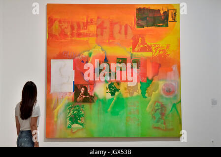 Londra, Regno Unito. 11 Luglio, 2017. Un membro del personale opinioni 'Media Passage", 1970, da Frank Bowling. Anteprima di 'Soul di una Nazione: Arte nell'epoca del Black Power' alla Tate Modern. Il punto di riferimento mostra esplora che cosa vuol dire essere un artista nero negli Stati Uniti durante il movimento per i diritti civili e le caratteristiche più di 150 opere di 60 artisti. Le opere sono in mostra 12 Luglio al 22 ottobre 2017. Credito: Stephen Chung/Alamy Live News Foto Stock