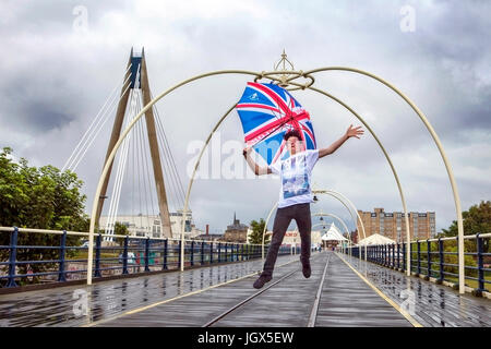 Southport, Merseyside, 11 luglio 2017. Regno Unito Meteo. Le brutte condizioni atmosferiche non smorzare questo giovane di bevande alcoliche come egli salti in alto sopra la soleggiata sul Boardwalk Southport Pier nel Merseyside. Un Atlantico da est meteo Crea flusso di focolai di persistente e talvolta heavy rain come lo spostamento verso est attraverso il nord ovest dell'Inghilterra. Credito: Cernan Elias/Alamy Live News Foto Stock