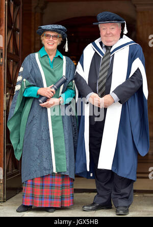 Edinburgh, Regno Unito. 11 lug 2017. Giudice Bake-Off installato come università il cancelliere e il film di Hollywood produttore insignito laurea honoris causa. Foto di L-R il nuovo Cancelliere del Queen Margaret University (QMU), Prue Leith CBE con Iain Smith OBE è stato insignito della laurea honoris causa Credit: sabbia giovani/Alamy Live News Foto Stock