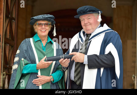 Edinburgh, Regno Unito. 11 lug 2017. Giudice Bake-Off installato come università il cancelliere e il film di Hollywood produttore insignito laurea honoris causa. Foto di L-R il nuovo Cancelliere del Queen Margaret University (QMU), Prue Leith CBE con Iain Smith OBE è stato insignito della laurea honoris causa Credit: sabbia giovani/Alamy Live News Foto Stock