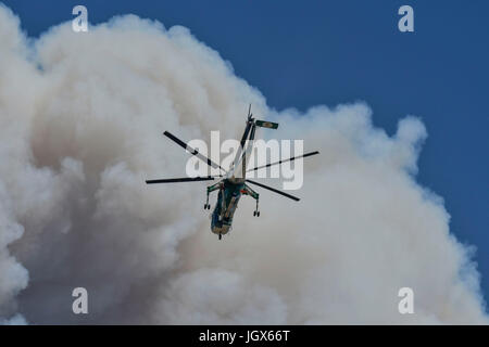 Torre del Greco, Napoli, Italia. 11 Luglio, 2017. Vulcano Vesuvio forest fire Torre del Greco (vicino a Napoli circa 12 km) Credito: marco iorio/Alamy Live News Foto Stock