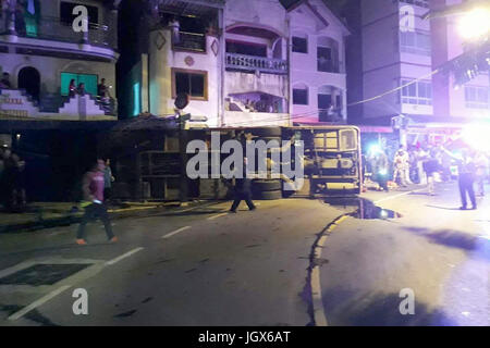 Phuket. 11 Luglio, 2017. Foto scattata da telefono cellulare sulla luglio 10, 2017 mostra il bus sito incidente a Patong, Phuket, Tailandia. Due turisti cinesi sono stati uccisi e 24 altri feriti dopo un autobus che trasportava 32 turisti cinesi rovesciato in Thailandia del'isola di Phuket il lunedì, secondo alla Cina di ufficio consolare a Phuket. Credito: Xinhua/Alamy Live News Foto Stock