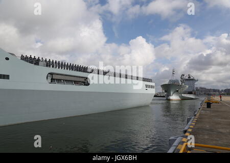 Zhanjiang, la Cina della provincia di Guangdong. 11 Luglio, 2017. Le navi che trasportano il cinese il personale militare partono Zhanjiang, nel sud della Cina di Provincia di Guangdong, luglio 11, 2017. Essi sono di istituire una base di supporto a Gibuti. L'istituzione dell Esercito di Liberazione del Popolo Gibuti base è stata una decisione presa dai due paesi dopo friendly negoziati e accordi con il comune interesse della gente da entrambi i lati, secondo il PLA navy. Credito: Wu Dengfeng/Xinhua/Alamy Live News Foto Stock