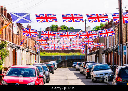 Belfast, settentrionale, Irlanda. 11 Luglio, 2017. Moorgate Street in East Belfast è decorata in unione bandiere per l annuale xii luglio celebrazioni. Credito: Stephen Barnes/Alamy Live News Foto Stock