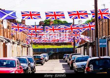 Belfast, settentrionale, Irlanda. 11 Luglio, 2017. Moorgate Street in East Belfast è decorata in unione bandiere per l annuale xii luglio celebrazioni. Credito: Stephen Barnes/Alamy Live News Foto Stock