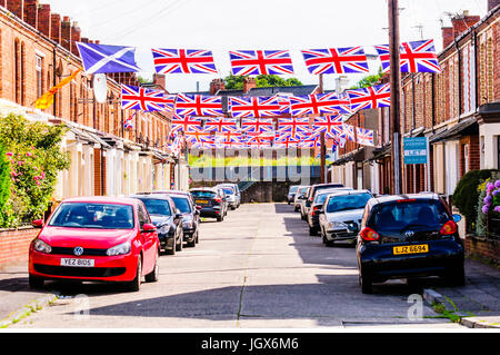 Belfast, settentrionale, Irlanda. 11 Luglio, 2017. Moorgate Street in East Belfast è decorata in unione bandiere per l annuale xii luglio celebrazioni. Credito: Stephen Barnes/Alamy Live News Foto Stock