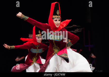 Alessandria, Egitto. 10 Luglio, 2017. Artisti provenienti da Cina Xinjiang Uygur Regione Autonoma dance ad Alessandria d'Egitto, il 10 luglio 2017. Xinjiang Uygur Regione autonoma, che rappresenta la Cina come ospite d'onore del XV International Summer Festival che si tiene dal 10 luglio al 26 agosto in egitto mare della città storica di Alexandria, diede un incantevole performance il lunedì. Credito: Meng Tao/Xinhua/Alamy Live News Foto Stock