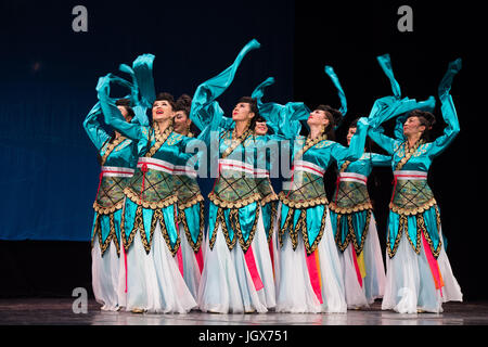 Alessandria, Egitto. 10 Luglio, 2017. Artisti provenienti da Cina Xinjiang Uygur Regione Autonoma dance ad Alessandria d'Egitto, il 10 luglio 2017. Xinjiang Uygur Regione autonoma, che rappresenta la Cina come ospite d'onore del XV International Summer Festival che si tiene dal 10 luglio al 26 agosto in egitto mare della città storica di Alexandria, diede un incantevole performance il lunedì. Credito: Meng Tao/Xinhua/Alamy Live News Foto Stock