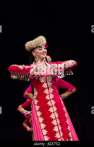 Alessandria, Egitto. 10 Luglio, 2017. Artisti provenienti da Cina Xinjiang Uygur Regione Autonoma dance ad Alessandria d'Egitto, il 10 luglio 2017. Xinjiang Uygur Regione autonoma, che rappresenta la Cina come ospite d'onore del XV International Summer Festival che si tiene dal 10 luglio al 26 agosto in egitto mare della città storica di Alexandria, diede un incantevole performance il lunedì. Credito: Meng Tao/Xinhua/Alamy Live News Foto Stock