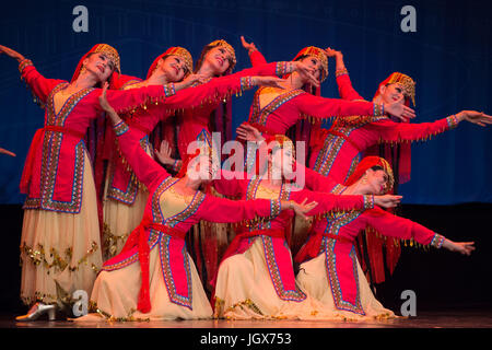 Alessandria, Egitto. 10 Luglio, 2017. Artisti provenienti da Cina Xinjiang Uygur Regione Autonoma dance ad Alessandria d'Egitto, il 10 luglio 2017. Xinjiang Uygur Regione autonoma, che rappresenta la Cina come ospite d'onore del XV International Summer Festival che si tiene dal 10 luglio al 26 agosto in egitto mare della città storica di Alexandria, diede un incantevole performance il lunedì. Credito: Meng Tao/Xinhua/Alamy Live News Foto Stock