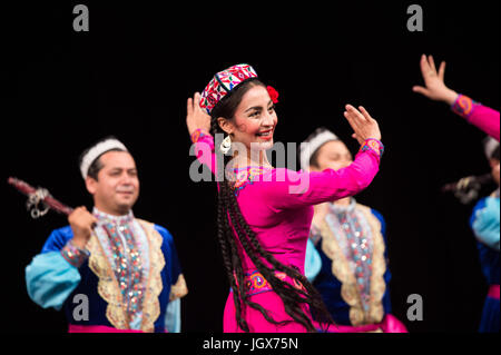 Alessandria, Egitto. 10 Luglio, 2017. Artisti provenienti da Cina Xinjiang Uygur Regione Autonoma dance ad Alessandria d'Egitto, il 10 luglio 2017. Xinjiang Uygur Regione autonoma, che rappresenta la Cina come ospite d'onore del XV International Summer Festival che si tiene dal 10 luglio al 26 agosto in egitto mare della città storica di Alexandria, diede un incantevole performance il lunedì. Credito: Meng Tao/Xinhua/Alamy Live News Foto Stock