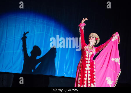 Alessandria, Egitto. 10 Luglio, 2017. Un artista dalla Cina è Xinjiang Uygur Regione Autonoma balli in Alessandria d'Egitto, il 10 luglio 2017. Xinjiang Uygur Regione autonoma, che rappresenta la Cina come ospite d'onore del XV International Summer Festival che si tiene dal 10 luglio al 26 agosto in egitto mare della città storica di Alexandria, diede un incantevole performance il lunedì. Credito: Meng Tao/Xinhua/Alamy Live News Foto Stock