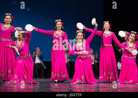 Alessandria, Egitto. 10 Luglio, 2017. Artisti provenienti da Cina Xinjiang Uygur Regione Autonoma dance ad Alessandria d'Egitto, il 10 luglio 2017. Xinjiang Uygur Regione autonoma, che rappresenta la Cina come ospite d'onore del XV International Summer Festival che si tiene dal 10 luglio al 26 agosto in egitto mare della città storica di Alexandria, diede un incantevole performance il lunedì. Credito: Meng Tao/Xinhua/Alamy Live News Foto Stock