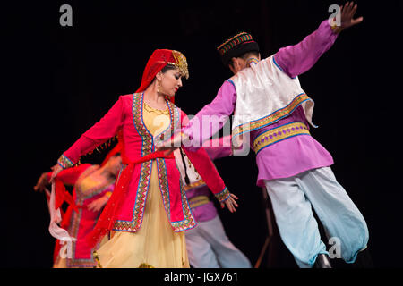 Alessandria, Egitto. 10 Luglio, 2017. Artisti provenienti da Cina Xinjiang Uygur Regione Autonoma dance ad Alessandria d'Egitto, il 10 luglio 2017. Xinjiang Uygur Regione autonoma, che rappresenta la Cina come ospite d'onore del XV International Summer Festival che si tiene dal 10 luglio al 26 agosto in egitto mare della città storica di Alexandria, diede un incantevole performance il lunedì. Credito: Meng Tao/Xinhua/Alamy Live News Foto Stock