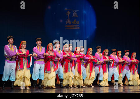 Alessandria, Egitto. 10 Luglio, 2017. Artisti provenienti da Cina Xinjiang Uygur Regione Autonoma dance ad Alessandria d'Egitto, il 10 luglio 2017. Xinjiang Uygur Regione autonoma, che rappresenta la Cina come ospite d'onore del XV International Summer Festival che si tiene dal 10 luglio al 26 agosto in egitto mare della città storica di Alexandria, diede un incantevole performance il lunedì. Credito: Meng Tao/Xinhua/Alamy Live News Foto Stock