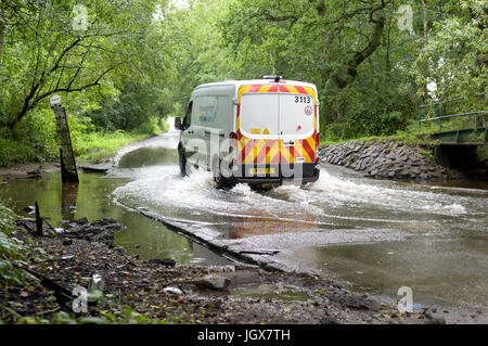 Oxton, Nottinghamshire, Regno Unito:11 Luglio 2017: un'acqua guado sul fiume Colomba Beck vicino al villaggio di Oxton inizia a traboccare dopo continue piogge torrenziali, driver prendersi cura passando attraverso. Credito: Ian Francesco/Alamy Live News Foto Stock