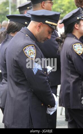 New York, NY, STATI UNITI D'AMERICA. 11 Luglio, 2017. Il funerale di uccisi New York City funzionario di polizia Miosotis Familia tenutasi al mondo Changers Chiesa New York nel Bronx, New York il 11 luglio 2017. Credito: Rainmaker foto/media/punzone Alamy Live News Foto Stock