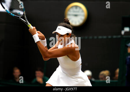 Londra, Regno Unito. 11 Luglio, 2017. Wimbledon Tennis: Londra, 11 Luglio 2017 - Garbine Muguruza di Spagna durante il suo quarto di finale contro Svetlana Kusnetsova della Russia il martedì a Wimbledon. Muguruza ha vinto per avanzare alla semi finali Credito: Adam Stoltman/Alamy Live News Foto Stock