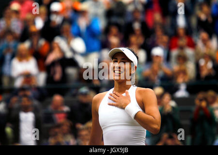 Londra, Regno Unito. 11 Luglio, 2017. Wimbledon Tennis: Londra, 11 Luglio 2017 - Garbine Muguruza di Spagna dopo aver vinto il suo quarto di finale contro Svetlana Kusnetsova della Russia il martedì a Wimbledon. Muguruza ha vinto per avanzare alla semi finali Credito: Adam Stoltman/Alamy Live News Foto Stock