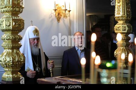 Il presidente russo Vladimir Putin e il Patriarca ortodosso russo Kirill, sinistra, visita la Trasfigurazione del Salvatore Cattedrale presso il monastero di Valaam il giorno dei Santi Sergio ed Herman di Valaam Luglio 11, 2017 in Carelia, la Russia. Foto Stock