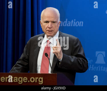 Washington, DC, Stati Uniti d'America. 11 Luglio, 2017. Il senatore John McCain all'Heritage Foundation in Washington, DC sulla luglio 11, 2017. Credito: Michael Brochstein/ZUMA filo/Alamy Live News Foto Stock