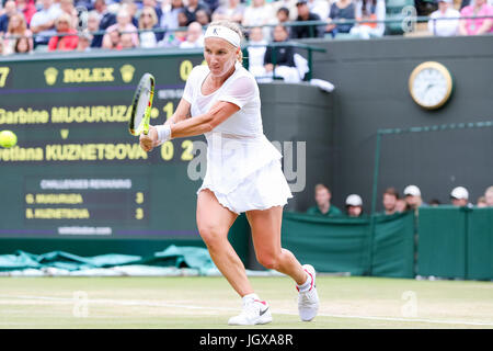 Londra, Regno Unito. 11 Luglio, 2017. Svetlana Kuznetsova (RUS) Tennis : Svetlana Kuznetsova della Russia durante il singolare femminile quarti di finale di partita del torneo di Wimbledon Lawn Tennis Championships contro Garbine Muguruza della Spagna a All England Lawn Tennis e Croquet Club di Londra, in Inghilterra . Credito: AFLO/Alamy Live News Foto Stock