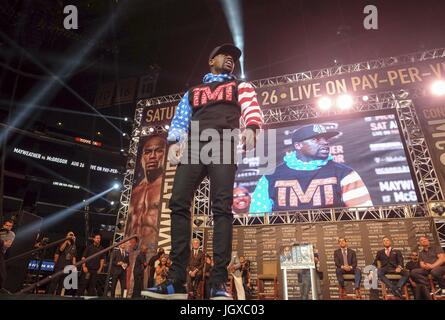 Los Angeles, California, USA. 11 Luglio, 2017. Floyd Mayweather Jr e Conor McGregor nel LA Press Tour news conferenza presso Staples Center Martedì, luglio 11, 2017 a Los Angeles. I due si lotta in un incontro di boxe a Las Vegas il mese di agosto. 26. Credito: Ringo Chiu/ZUMA filo/Alamy Live News Foto Stock