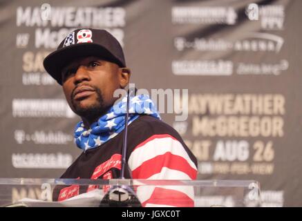 Los Angeles, California, USA. 11 Luglio, 2017. Floyd Mayweather Jr e Conor McGregor nel LA Press Tour news conferenza presso Staples Center Martedì, luglio 11, 2017 a Los Angeles. I due si lotta in un incontro di boxe a Las Vegas il mese di agosto. 26. Credito: Ringo Chiu/ZUMA filo/Alamy Live News Foto Stock