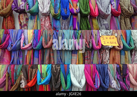 Marktstand mit bunten halstuechern, woechentlicher sonntagsmarkt in Teguise, Lanzarote, isole kanarische, europa | Mercato in stallo con colorate sciarpe Foto Stock